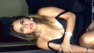Britney Alfaro en vivo quitándose el calzón