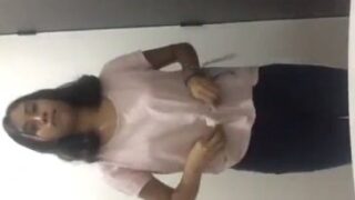 Chibola flaquita grabándose para tiktok