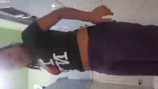 Chica boricua mostrando la raja