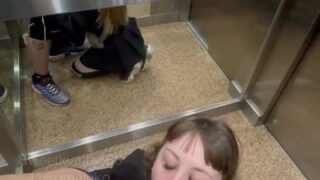 Cogiendo en el ascensor por el ortencio