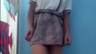 Colegiala aburrida se quita la ropa