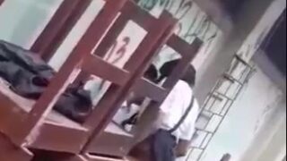 Colegiala selvática cachando frente a sus amigos