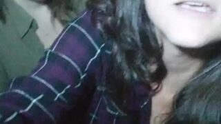 Dos lesbianas dandose cariño