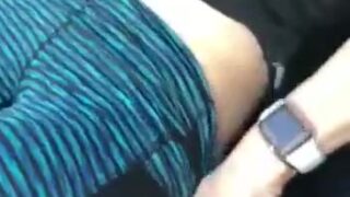 En vez de hacer ensalada se lo mete al coño