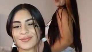 Hermosa pelada jugando con su amiga pt2 (2 videos)