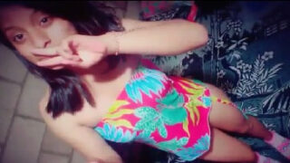 Las ricas tetas de una colegiala arrecha