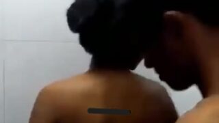 Mocosos arrechos en el baño