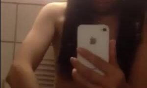 Morrita arrecha frente al espejo