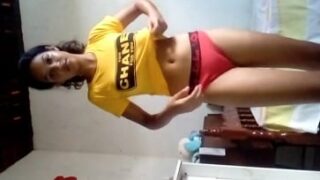 Morrita de tez canela se consuela con un peine