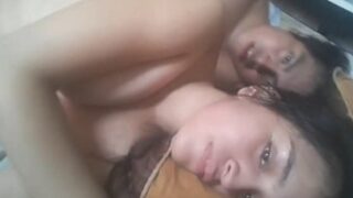 Rica pelada de cuchara en el cuarto de sus padres