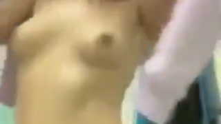 Rubia pelada con un culo redondo