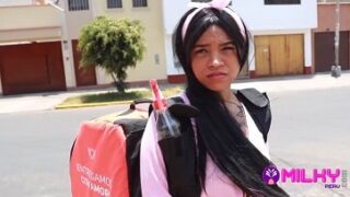 Venezolana repartidora de comida cachando por unos billetes