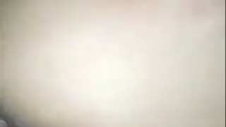 Aplaudiendo en el cuarto de sus padres