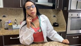 Cachando con una doctora nalgona