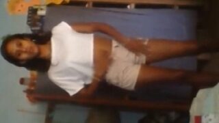 Chibola morena bajandose la tanguita