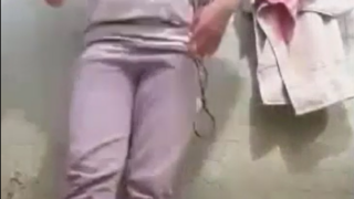 Chibola quitandose la pijama