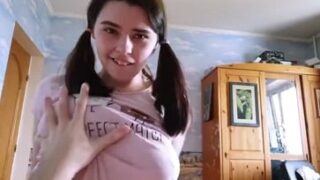 Chibola recibiendo leche en las tetas