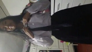 Colegiala quitandose el uniforme