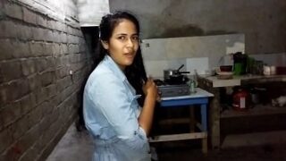 Colombiana piernona coge en su cuchitril