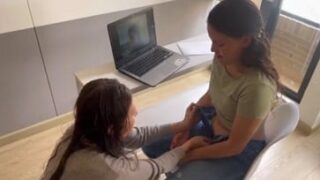 Cuando las amigas hacen tarea juntas