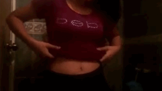 El calor la tiene bien arrecha