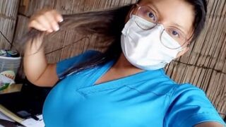 Enfermera que sabe cuidar a su paciente