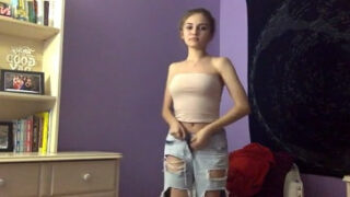 Flaquita hermosa quitandose las bragas