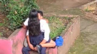 Grabando a una colegiala cogiendo en el parque