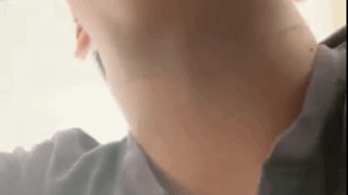 Joven tetona cogiendo en el sofá