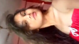 Jovencita morena a punto de depilarse