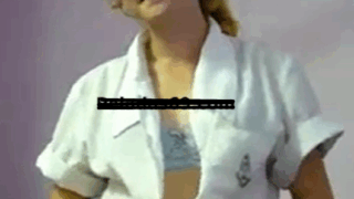 Jovencita rubia media tímida