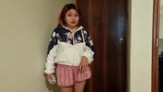 La chica de limpieza haciendo trabajos extras