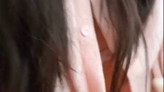 Livesex de peruana que se deja lamer las tetas en la calle