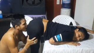 Madurita dando el chiquito a su marido