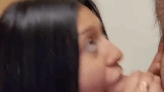 Pareja cogiendo en el centro comercial