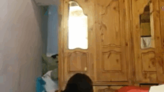 Peladita en la ducha escuchando trap