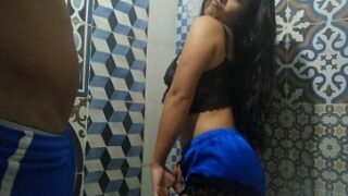 Rica morena cogiendo en el baño