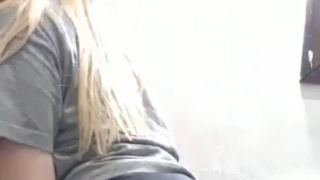 Rubia de 18 años envia nudes al ex