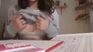 Te enseño mis tetas y voy a estudiar