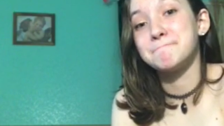 Teen rusa jugando con un peine