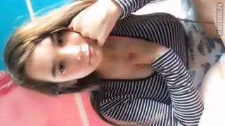 A esta colegiala le gusta los negros