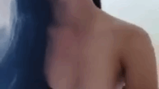 Chica seria montando a su novio