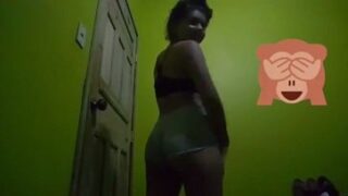 Chiquilla culona regalandose por facebook