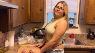 Cogiendo con mi prima en la cocina