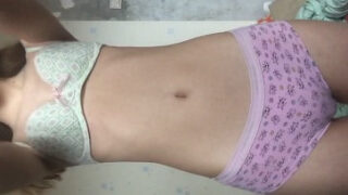 Colegiala aprendiendo a pajearse