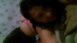 Colegiala en tanga haciendo videollamada