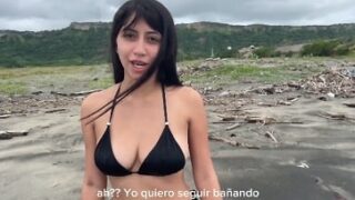 Cuando vas a la playa con tu prima tetona