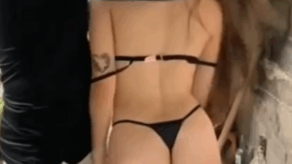 Flaquita putipobre cachando de pie