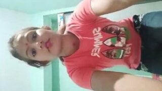 Hija de alibaba calatita en su cuarto