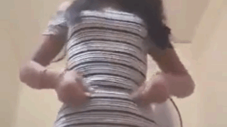 Jovencita quitandose el vestido por whatsapp